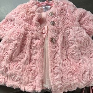 I am selling a children's dress, size 3 to 6 months the rose is pink